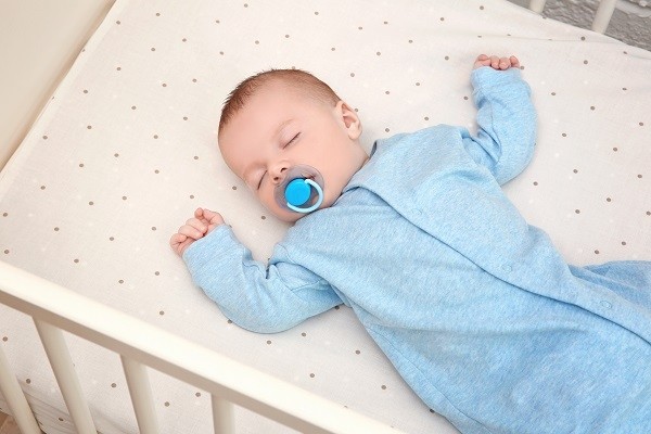 Bébé a 10 mois : son sommeil, son alimentation, les soins dont il a besoin