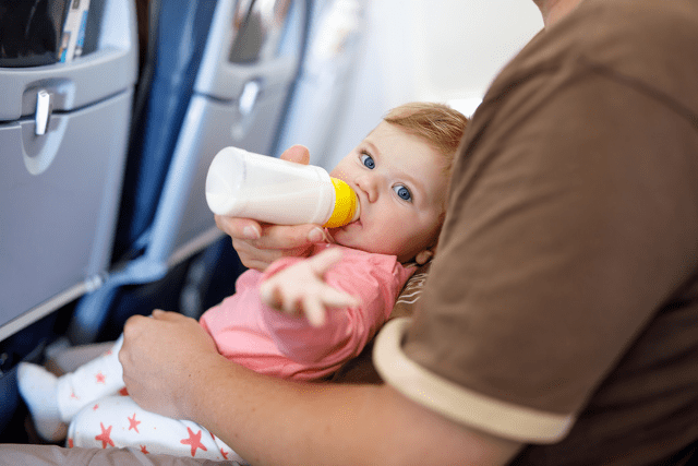 Prendre l'avion avec bébé sans stress