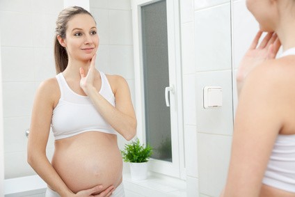Démangeaisons ventre grossesse : que faire pour les soulager ?